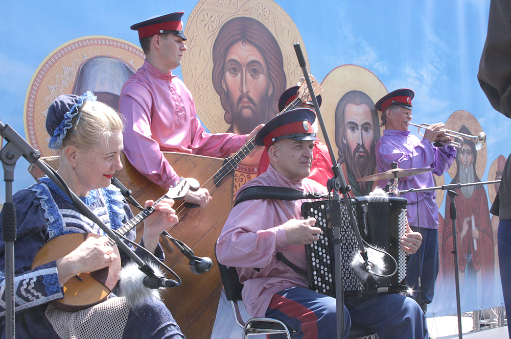 На фестивале #ТриЧетыре выступали прославленные казачьи фольклорные коллективы.  
