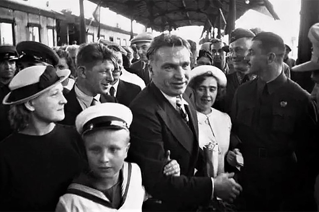 Валерий Чкалов с женой Ольгой Эразмовной и сыном Игорем на Белорусском вокзале. 27 июля 1937 года. 