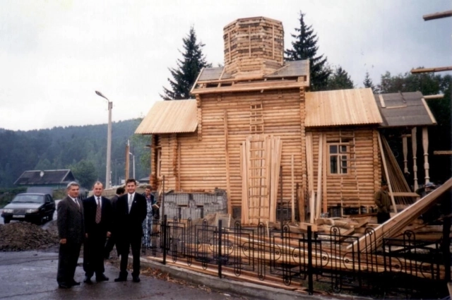 Храм св. Иннокентия Иркутского в селе Овсянка, в строительстве которого принимал участие Арон Шпильберг. Идейным вдохновителем возведения храма был Виктор Астафьев. 