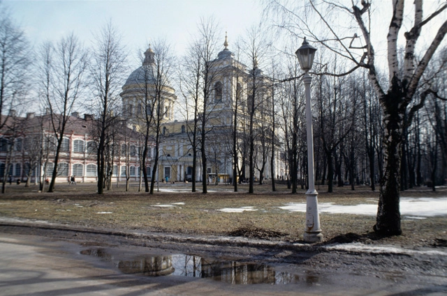 Троицкий собор в Александро-Невской лавре в Санкт-Петербурге, построенный по проекту архитектора Ивана Старова в 1790 году.