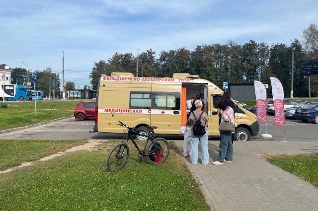 В Твери прививку можно было сделать прямо во время шоппинга - мобильный пункт вакцинации разместили недалеко от торгового центра.