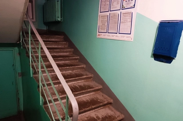 Мальчику, найденному на лестничной клетке, нужна помощь врачей.