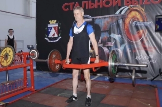 Анатолий Горбунов поднял штангу-шестиугольник весом в 115 килограммов.