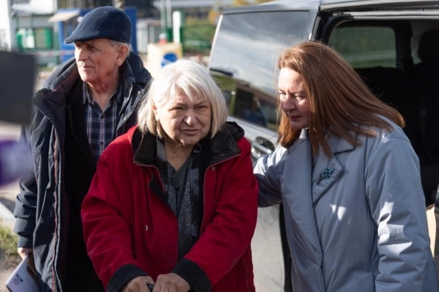 С собой у супругов — только самое необходимое, поместившееся в багажник микроавтобуса