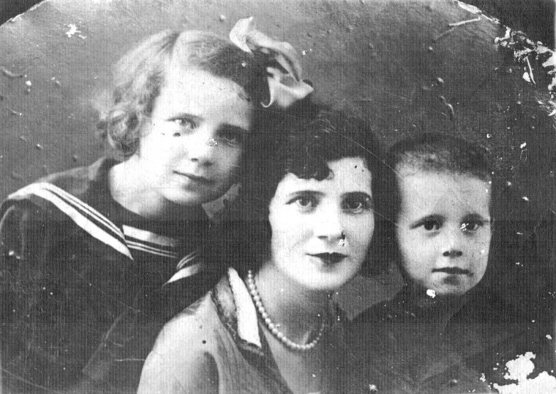 С мамой и сестрой Надей, 1930 год.
