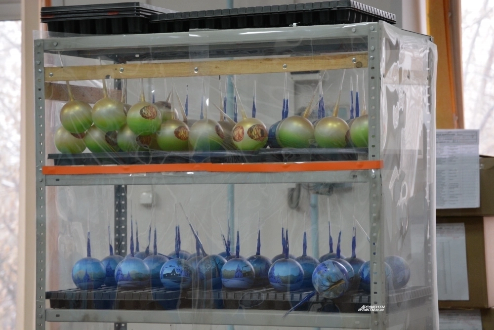 Перед нанесением следующего слоя краски шары хранятся в беспылевом шкафу.