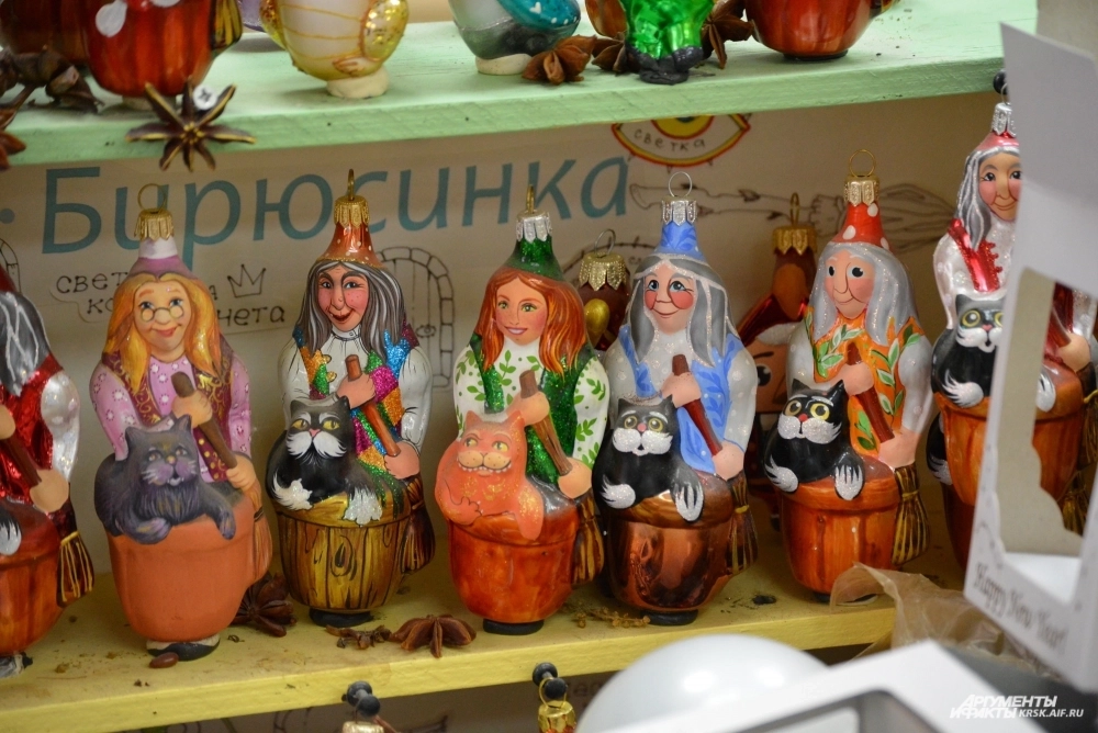 Для каждой новой игрушки делают множество образцов росписи, чтобы понять, какой из вариантов пойдет в продажу.