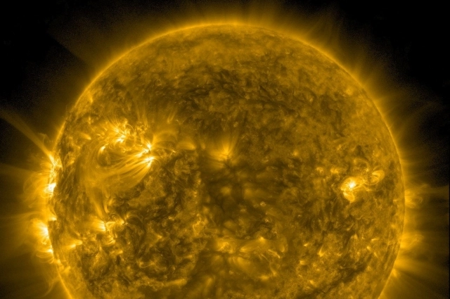 Вспышек на Солнце сейчас немного.