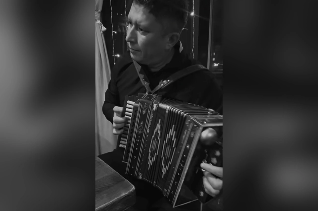 Ильяс с детства увлекался музыкой, особенно хорошо играл на баяне.