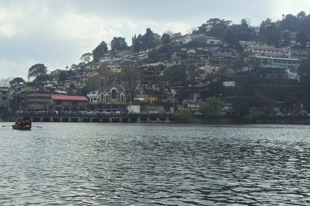 Вид на город Найнитал.