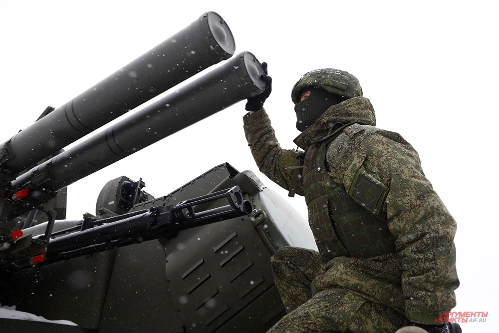 Противник пытается использовать облачность, но комплекс «Панцирь » «Гарпуна» с «Ярким» справляется с боевыми задачами в любую погоду.