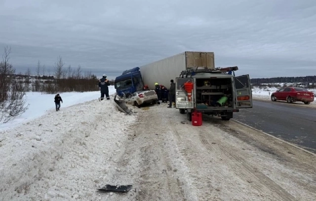 Грузовик частично развернуло на дороге.