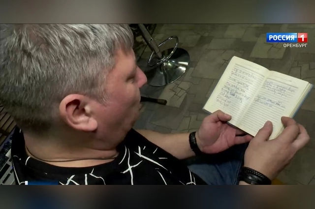 Сергей Дядюн с блокнотом Сергея Кузнецова.