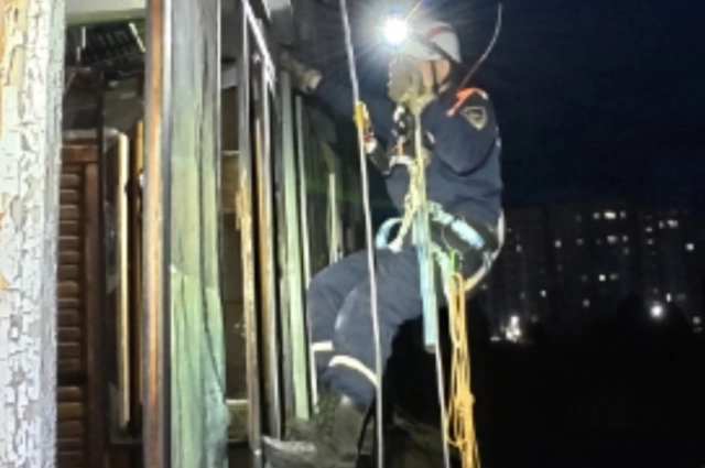 Спасателям пришлось пробираться в разрушенную квартиру с помощью альпинистского снаряжения.