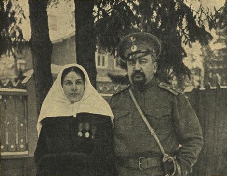 Куприн, призванный в чине поручика на Первую  мировую войну, с женой Елизаветой в форме  сестры милосердия.