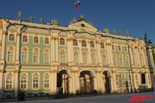 Дворцовая площадь получила своё название после возведения Зимнего. 