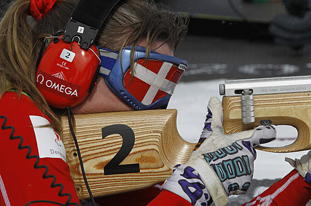 Анне-Метте Бредахл из Австрии во время соревнований по биатлону в гонке на 12,5 км среди слабовидящих на X зимних Паралимпийских играх. 2010 год