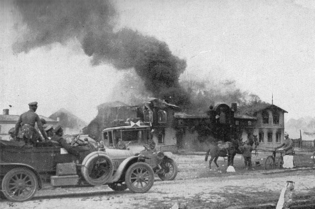 Горящий дом во время боя в Усдау 27 августа 1914 года.