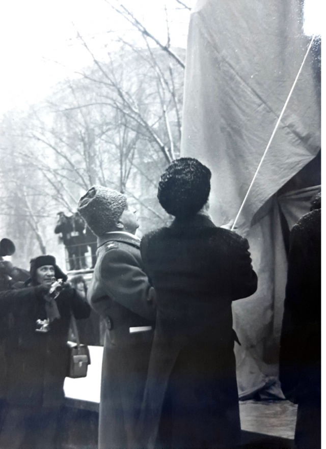 2 февраля 1973 года с памятника сняли белое покрывало под овации волгоградцев.