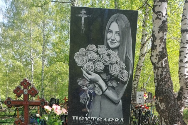 Каждую неделю летом Оксана посещает могилу дочери. 