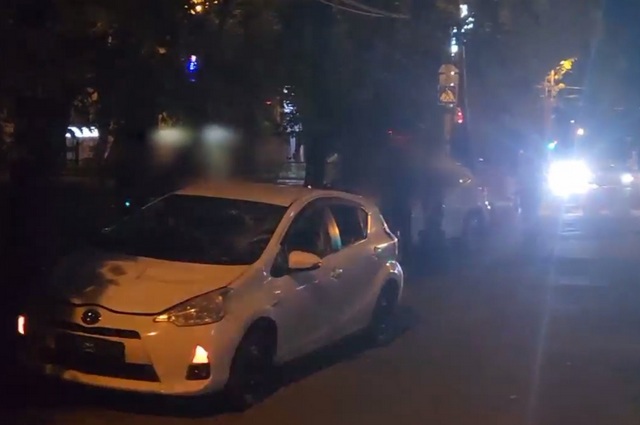Автомобиль «Тойота Аква», на котором иностранец сбил сотрудника правоохранительных органов.