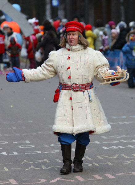 Юный Морозец Паккайне из Карелии принимает участие в праздничном шествии по случаю Дня рождения Деда Мороза в Великом Устюге