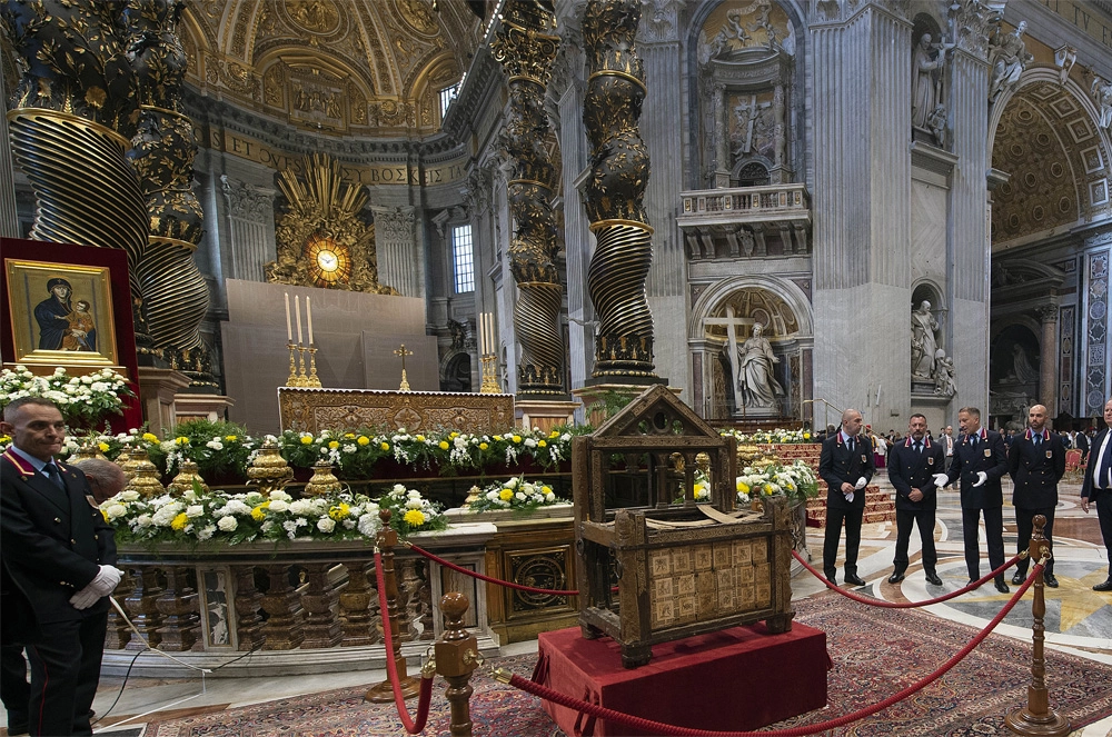 Папский трон в Соборе Святого Петра.