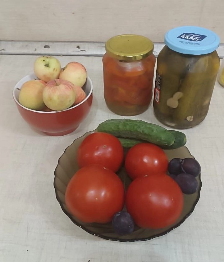 Во всех банках в холодильнике – это домашние заготовки, сделанные из продуктов, выращенных в огороде.