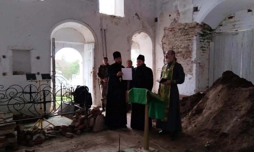 Перед началом работ был проведен специальный молебен в Крестовоздвиженской церкви.