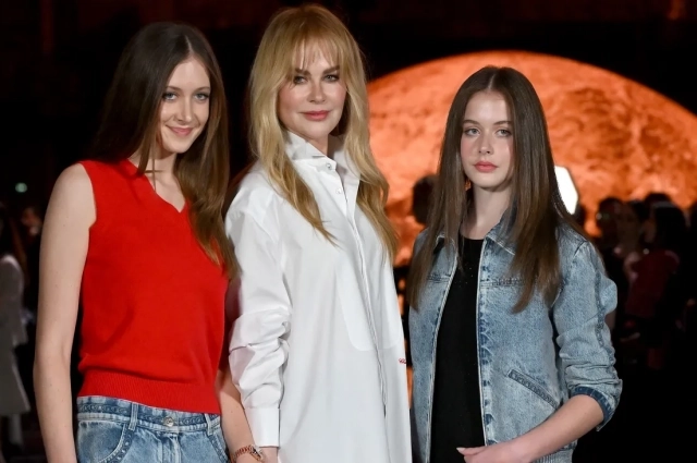 На показе Chanel кинозвезда появилась в компании дочерей: 17-летней Сандэй Роуз и 14-летней Фэйт.