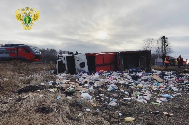 От удара мусоровоз перевернулся