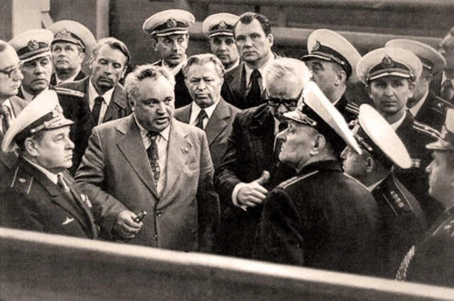 Виктор Макеев среди военных моряков.