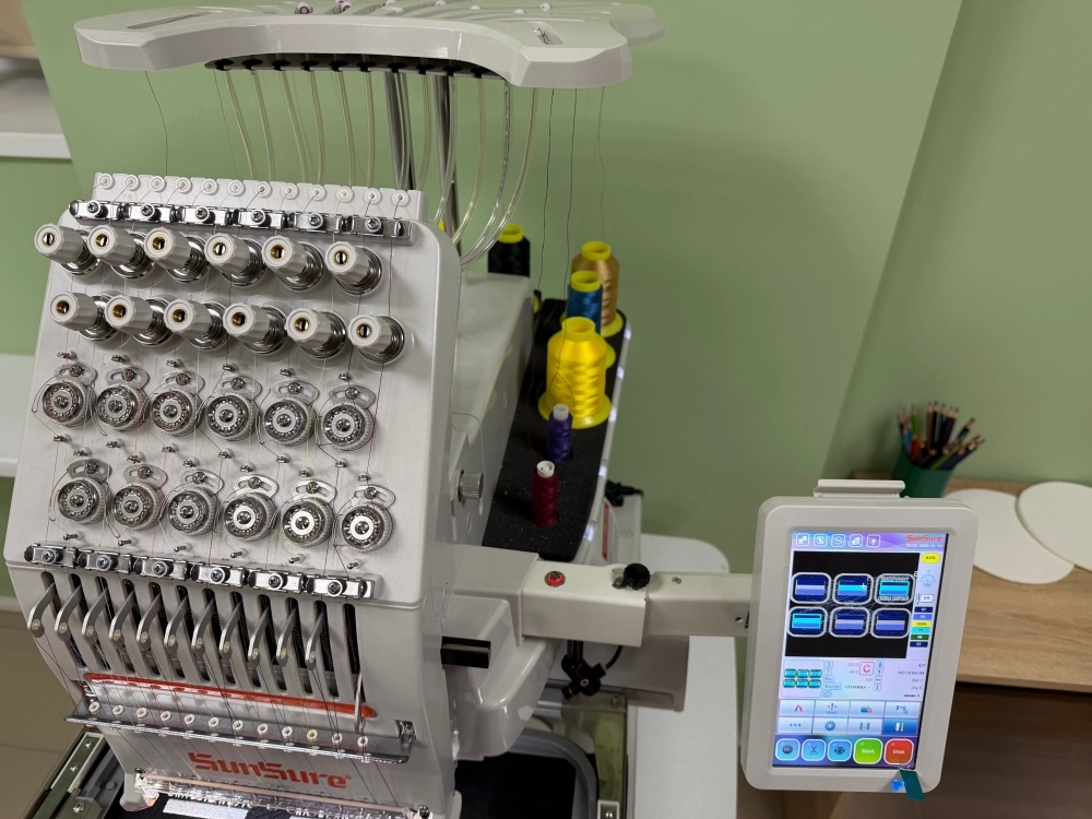 В зале музея есть машинка по изготовлению шевронов, и каждый желающий может попробовать сделать свою нашивку.