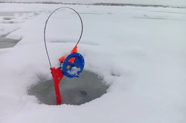 В ожидании подъема флажка жерлицы рыбаки готовы проводить многие часы. И, похоже, даже это ожидание для них - тоже счастье.