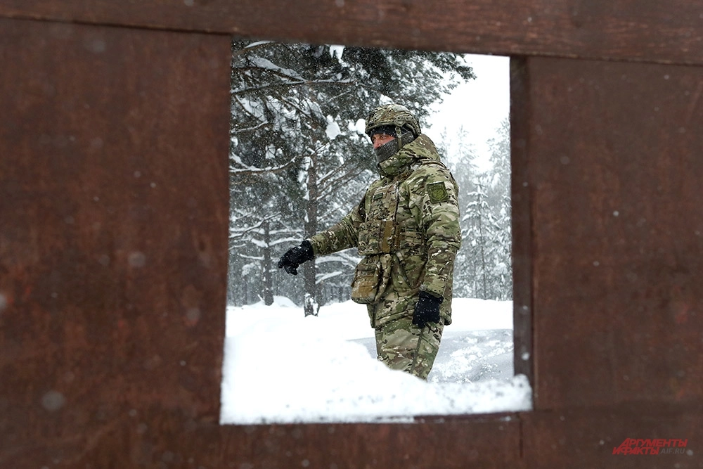 Инструктор смотрит за прохождением бойцами полосы психологической подготовки.