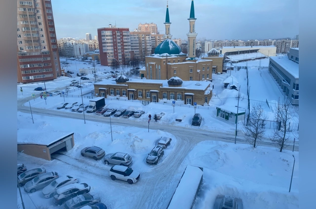 Водители вынуждены каждое утро вычищать свои машины из-под снега.