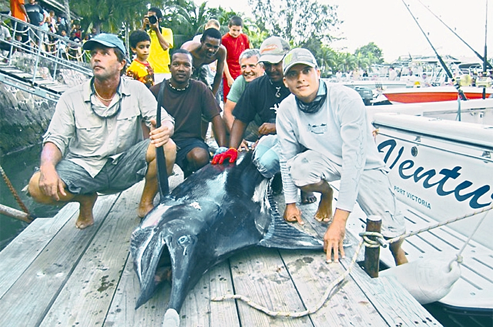 Тысячи туристов приезжают на Сейшельские острова для того, чтобы искупаться в прозрачной воде, насладиться ярким солнцем, поймать голубого марлина и оставить тут тысячи и тысячи долларов.