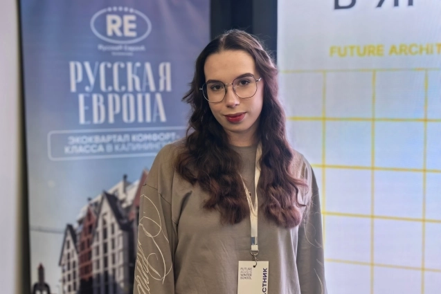 Анна Никонова внимательно изучает ярославскую символику.