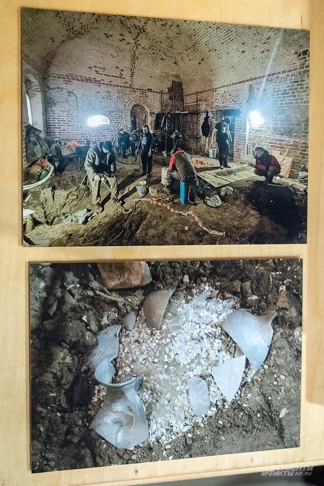 Показ в Музее Москвы клада со старинными монетами, найденного в палатах Аверкия Кириллова в центре столицы.