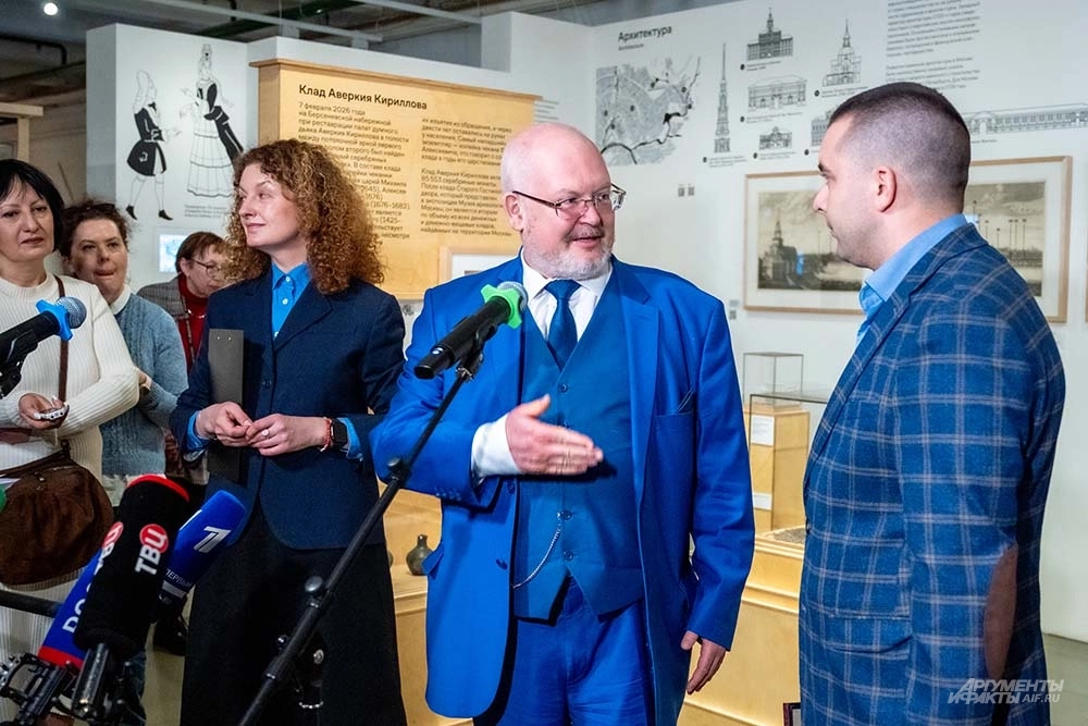 Показ в Музее Москвы клада со старинными монетами, найденного в палатах Аверкия Кириллова в центре столицы.