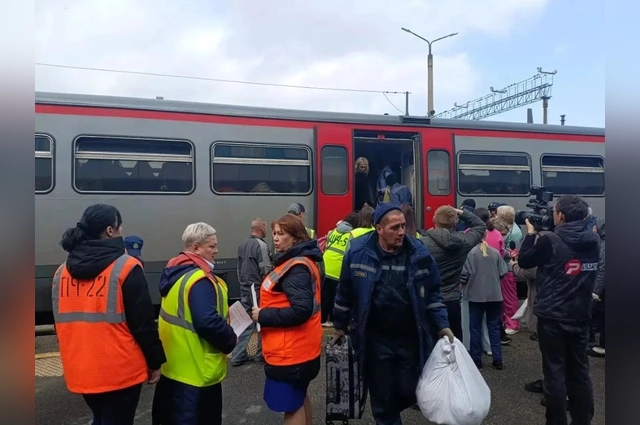 Пассажиров вывезли на близлежащие станции.