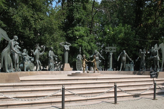 Монумент входит в топ-10 наиболее спорных монументов столицы.