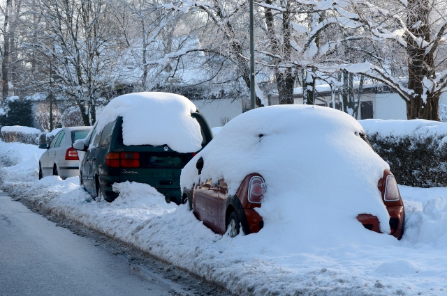 Лопата в багажнике автомобиля - обязательное условие зимой.