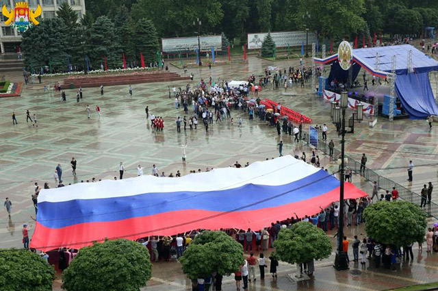 Российский флаг площадью 450 кв. м развернули на центральной площади Махачкалы 12 июня 2017 г.