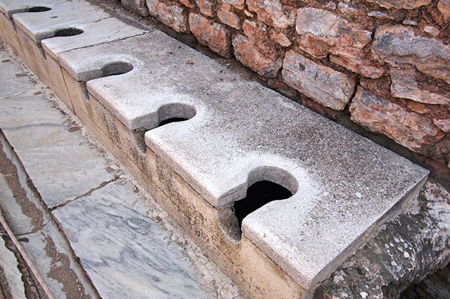 Общественные туалеты в древнем городе Эфес в Измире, Турция