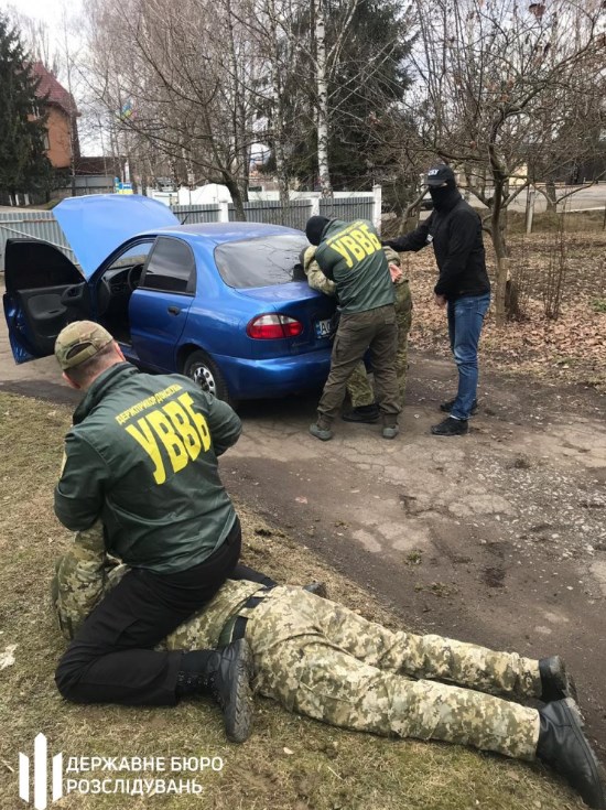 Двое сотрудников пограничной службы поста Солотвино требовали у своего напарника взятку в 700 долларов.