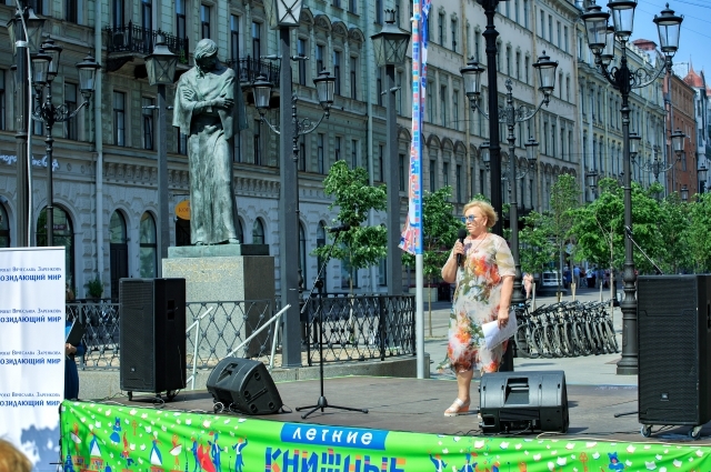 На фестиваль Петербургские мосты съехались поэты из разных стран.