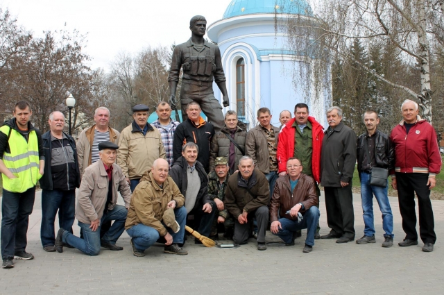 У памятника воинам-интернационалистам в Воронеже.
