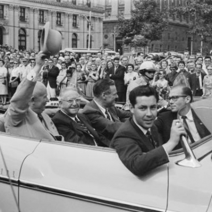 «Визит Никиты Хрущева в США. Первый секретарь ЦК КПСС Никита Хрущев приветствует американцев». Александр Устинов, 19–20 сентября 1959 года