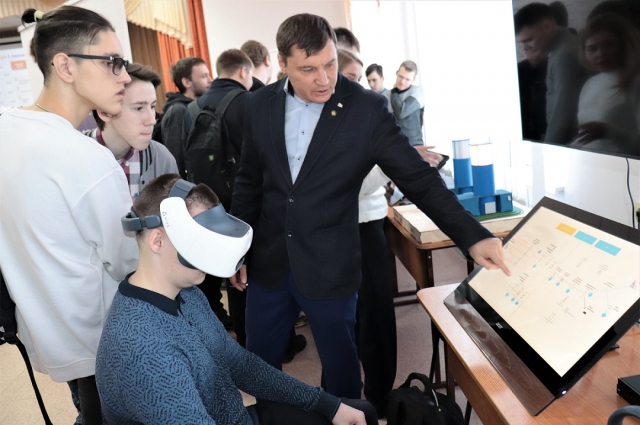 С помощью VR-шлема ребята смогли побывать в виртуальной шахте.